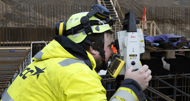 Leica iCON case study – construction worker laying out points with a Leica iCON total station.