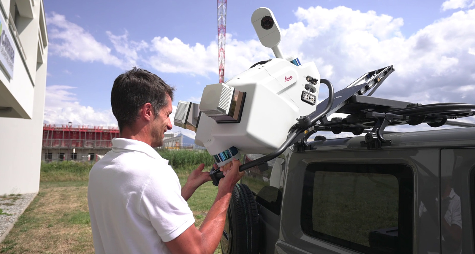 A CARRIER Géomètres Experts employee mounting a Leica Pegasus TRK onto a car before mobile mapping