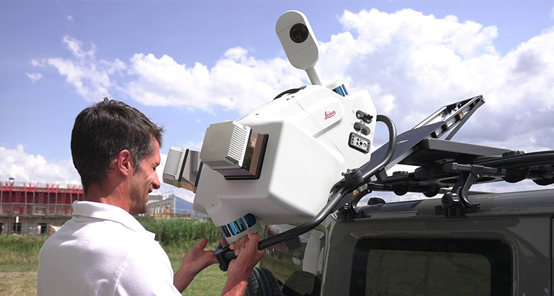 A CARRIER Géomètres Experts employee mounting a Leica Pegasus TRK onto a car before mobile mapping