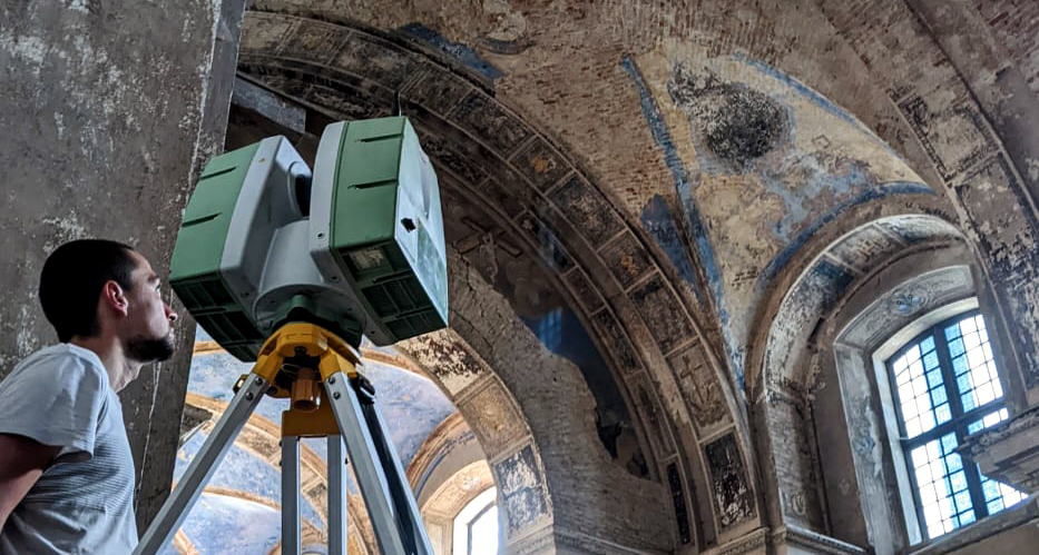 3d data specialist from Skeiron standing with the leica cyclone c10 laser scanner 