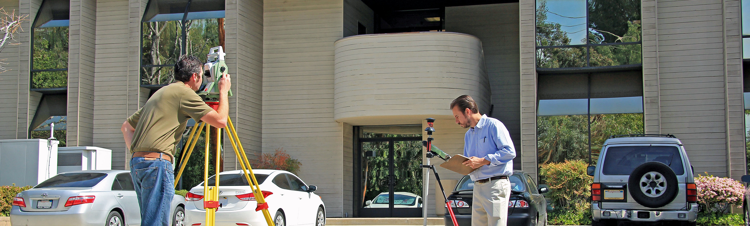 Pipe surveying with Leica AP20 AutoPole and TS16 robotic total station from Leica Geosystems on construction site with excavator.