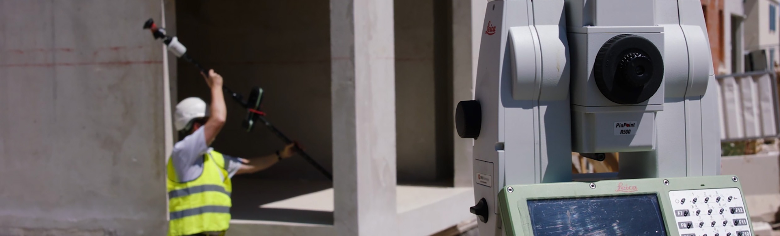 Pipe surveying with Leica AP20 AutoPole and TS16 robotic total station from Leica Geosystems on construction site with excavator.