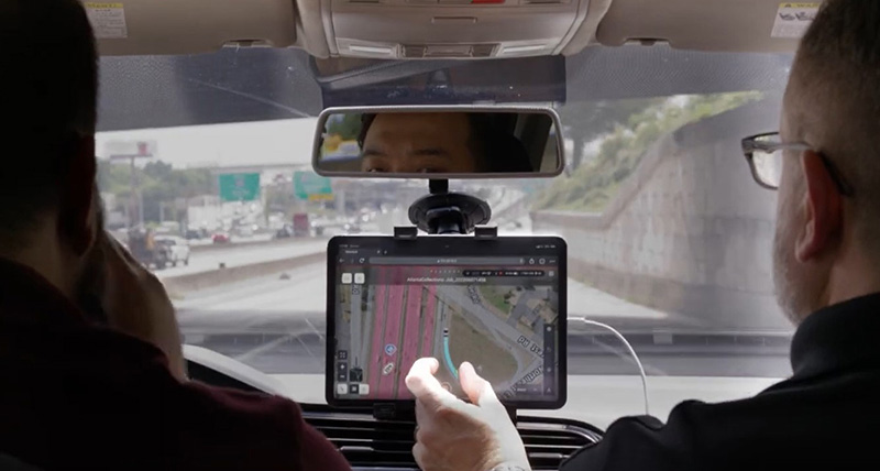 Leica Geosystems | A tablet in a car with Leica Pegasus FIELD software during data acquisition.
