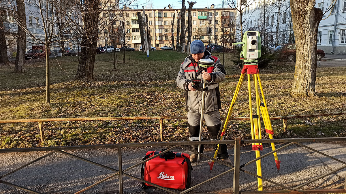 image of a surveyor in Russia - Alexey Petrin, the surveying blogger, using a total station, smart antenna and controller