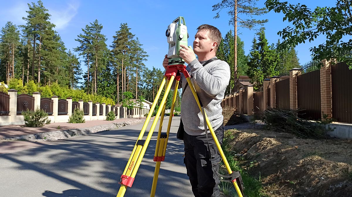 Surveyor Alexey Petrin surveying with a Leica FlexLine TS10