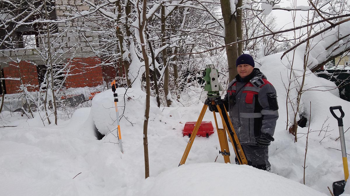 Surveyor and blogger Alexey Petrin surveying in the snow