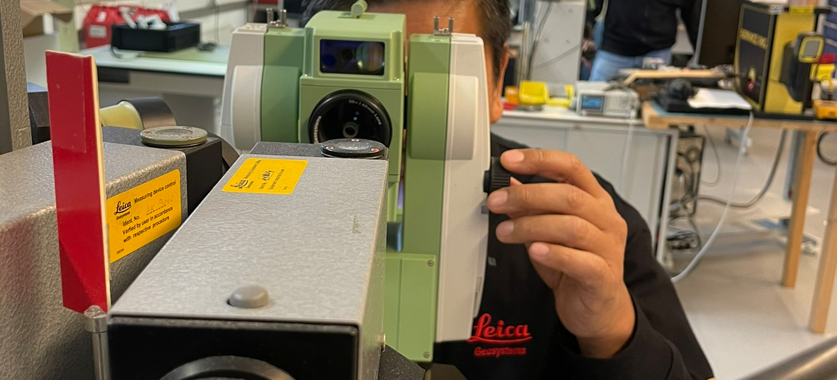Supervistor technical service Avalon Kromowirjo van de technische dienst van Leica Geosystems achter de collimator