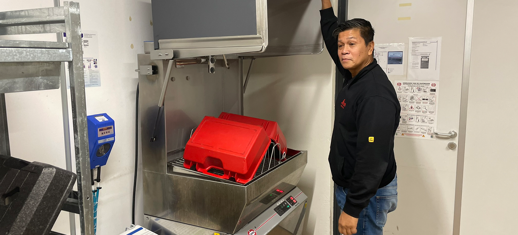 Supervistor technical service Avalon Kromowirjo van de technische dienst van Leica Geosystems bij de wasmachine voor instrumentkoffers