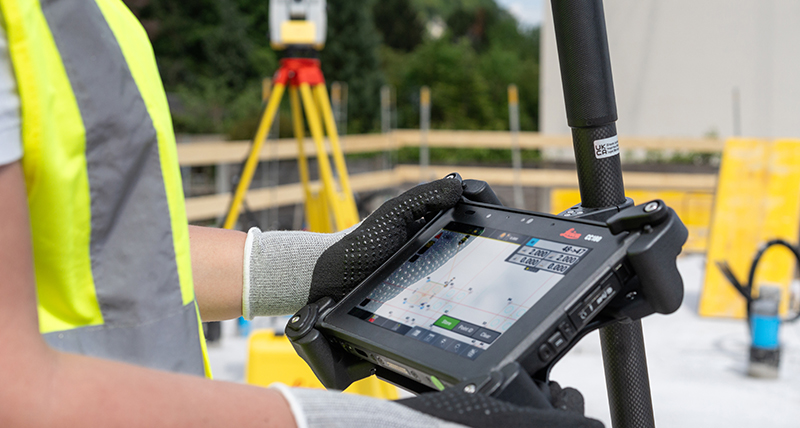 Leica iCON CC180 Field Controller using Leica iCON site software to stakeout