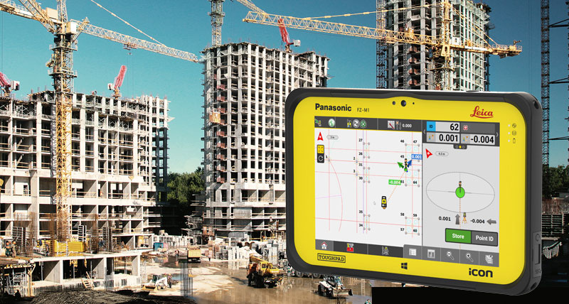 Leica iCON CC80 veldcontroller met iCON build-software met puntenmaatvoering en nieuwbouwproject op de achtergrond.