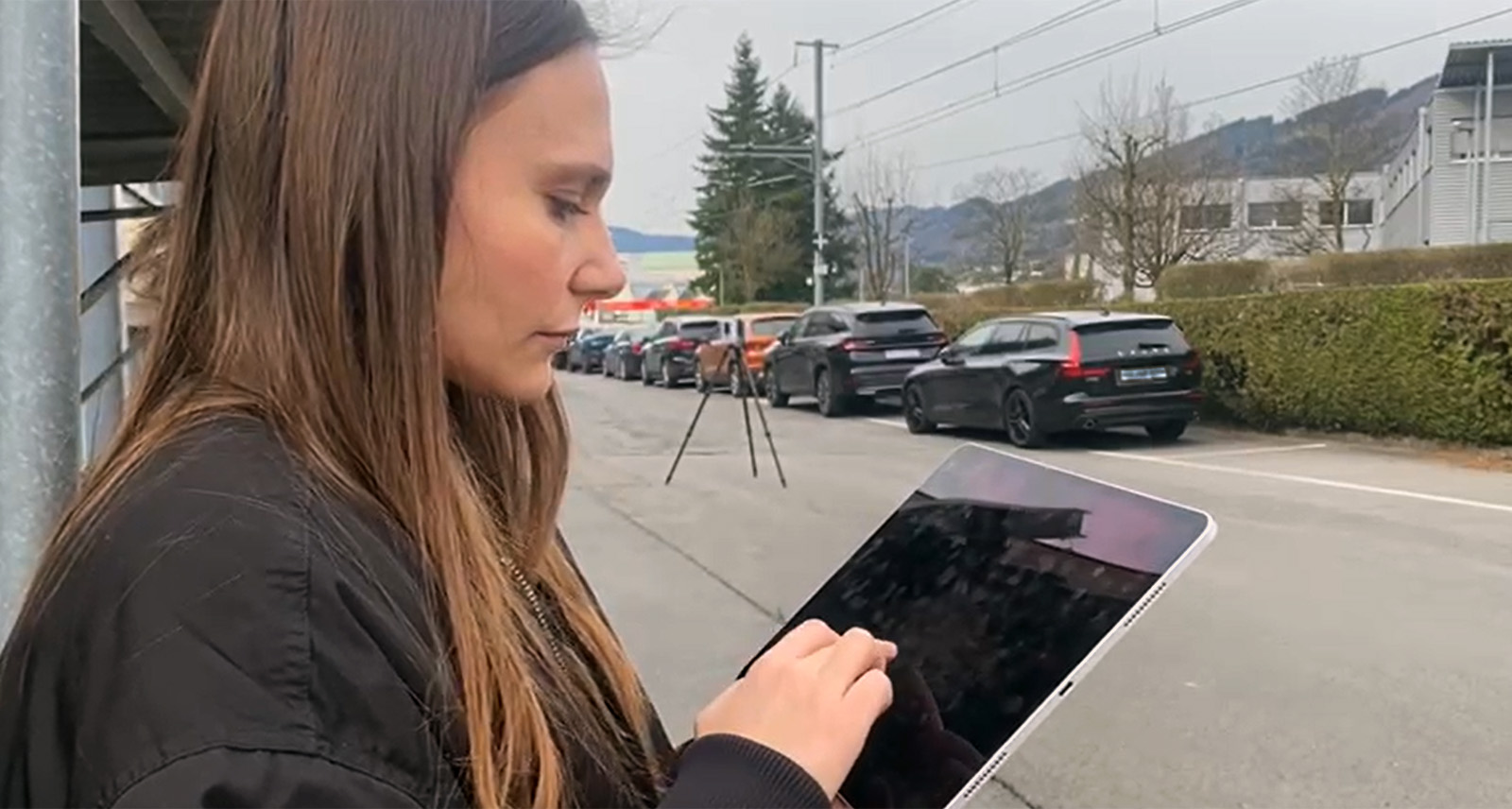 A surveyor performs a 3D scan using the Leica RTC360 and views the data on a tablet using the Leica Cyclone FIELD 360 app. 