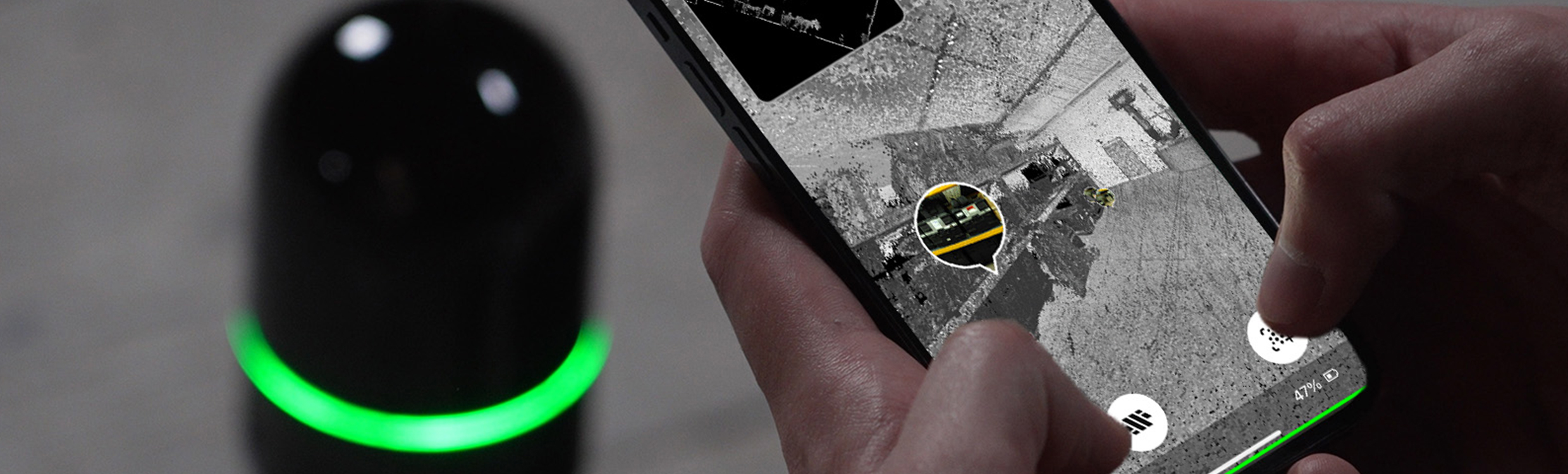 Nahaufnahme eines Smartphones mit vom handgeführten Laserscanner generierter Punktwolke