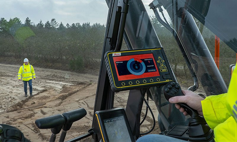 Jonas Hermansen and Vagn Madsen in action, demonstrating the PA10 and PA80 system and how the visual alarms in Leica MC1 are represented on the MCP80 display.