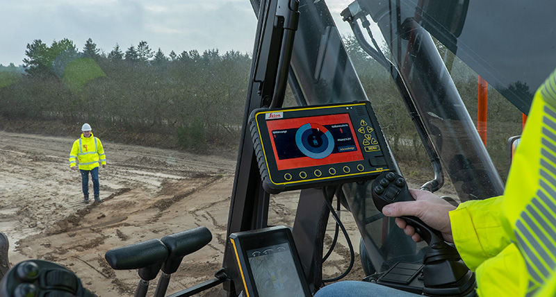 Jonas Hermansen und Vagn Madsen in Aktion während der Demonstration des PA10- und PA80-Systems, bei dem die visuellen Alarme in Leica MC1 auf dem MCP80-Display angezeigt werden.