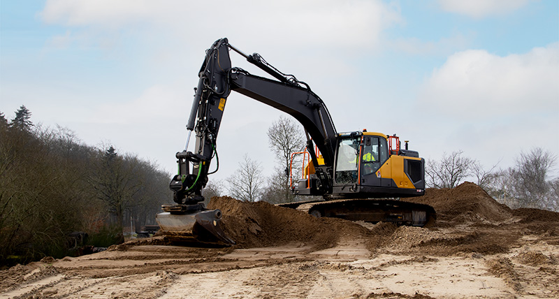 Jonas Hermansen operating the excavator with the Safety Awareness system at Mercantec’s training site in Ulfborg