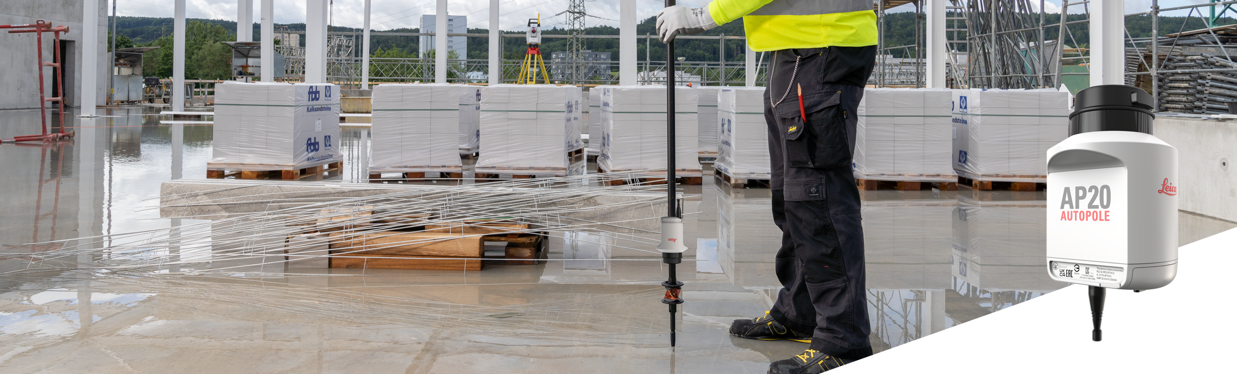 Een bouwvakker gebruikt de Leica AP20 Autopole, een systeem voor gerobotiseerde total stations van Leica