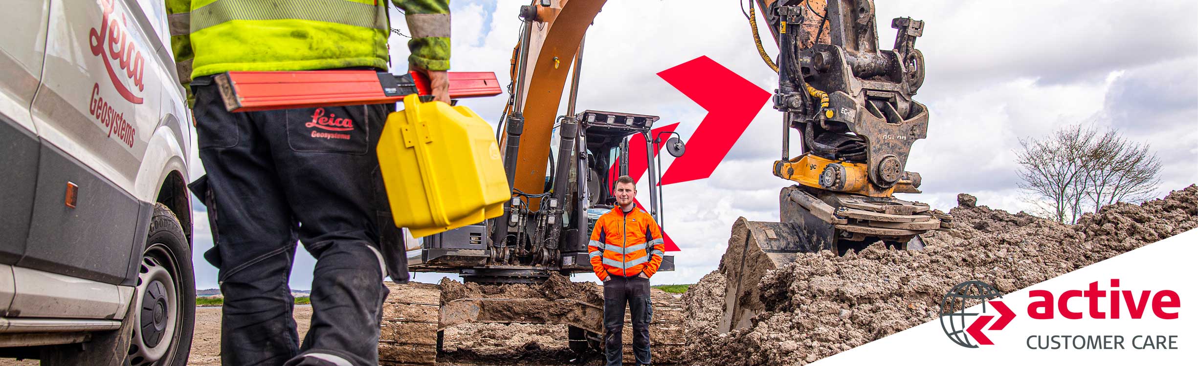 Le technicien SAV Leica Geosystems se déplace avec ses outils vers une pelle mécanique et le conducteur de l'engin. 