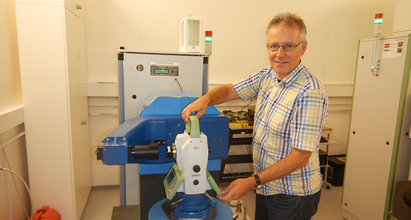 Wolfgang_Hardegen_with_the_Leica_TPM_800x428